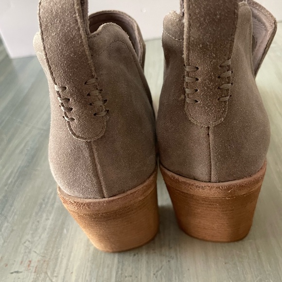 Jeffrey Campbell Rosee Heeled Ankle Bootie Women’s size 9 in Beige Suede - Picture 5 of 8